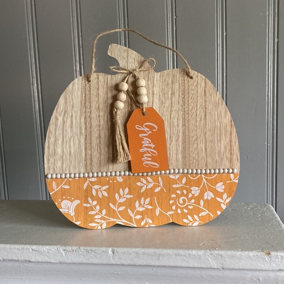 🆕Wooden Pumpkin Sign w/GRATEFUL Tag w/ Orange & White Painted Floral Design - Picture 5 of 11